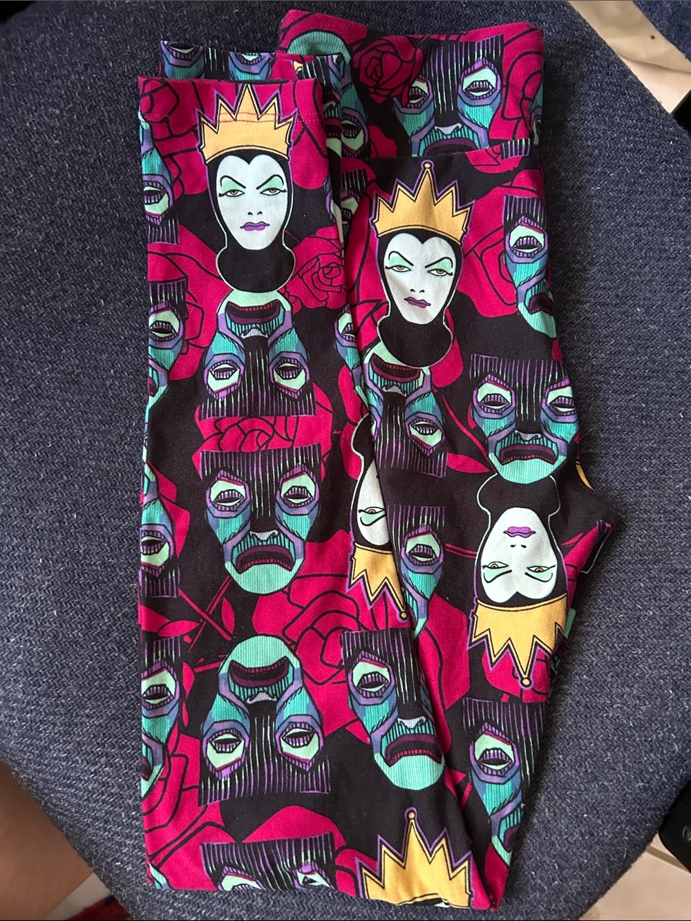 LuLaRoe EUC Snow White villain queen Black Magenta Teal Rose Face Print Leggings